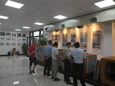 東莞環?？照{廠家技術人員現場示范給來訪客戶我們產品質量